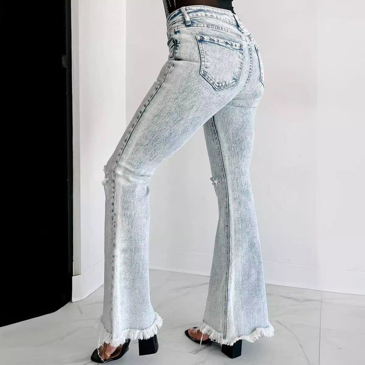 Jean taille haute en denim légèrement délavé, pantalon déchiré à pompons Femme - RAPHYA