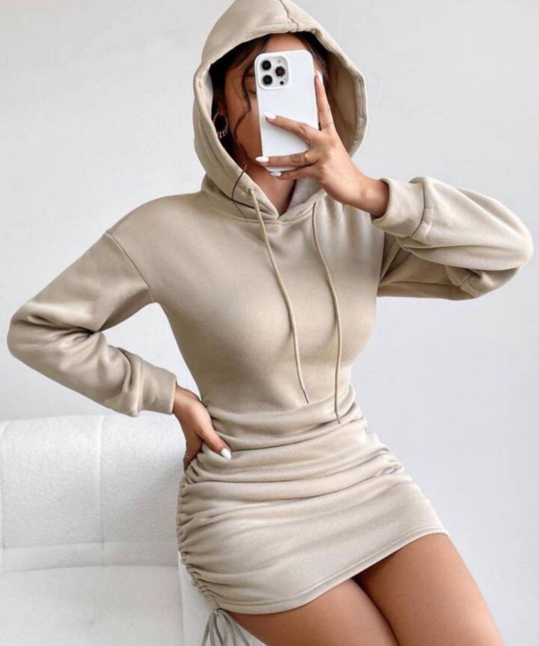 Robe sweat-shirt à manches longues et à capuche, design sexy avec cordon de serrage, près des hanches Femme - RAPHYA